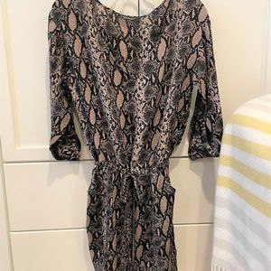 Beautiful silk, Tolani snakeskin print dress!